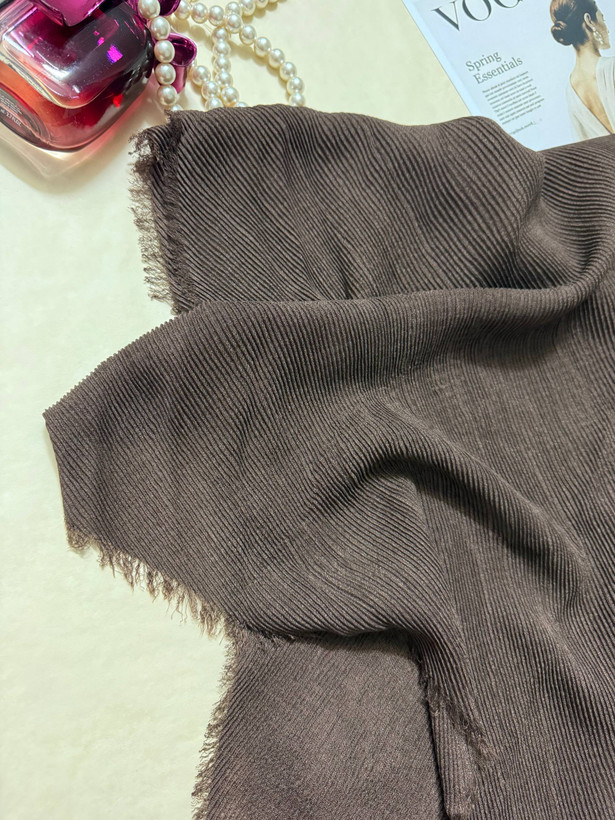 نمای نزدیک بافت و ریشه شال پلیسه ریز مورب رنگ قهوهای